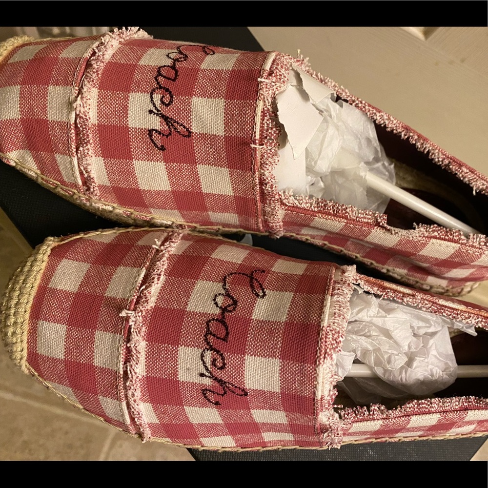 Brand New! COACH size 9 Women’s Beautiful shoe! 🌺🌸